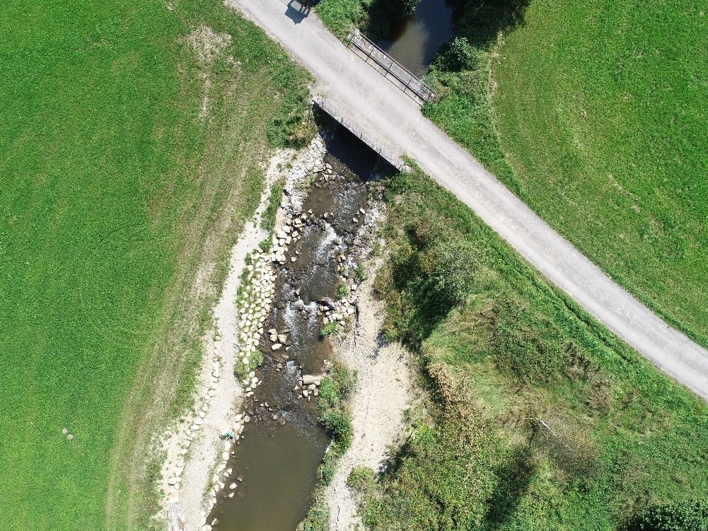 Neufnach: neu angelegtes Raugerinne mit Beckenstruktur.